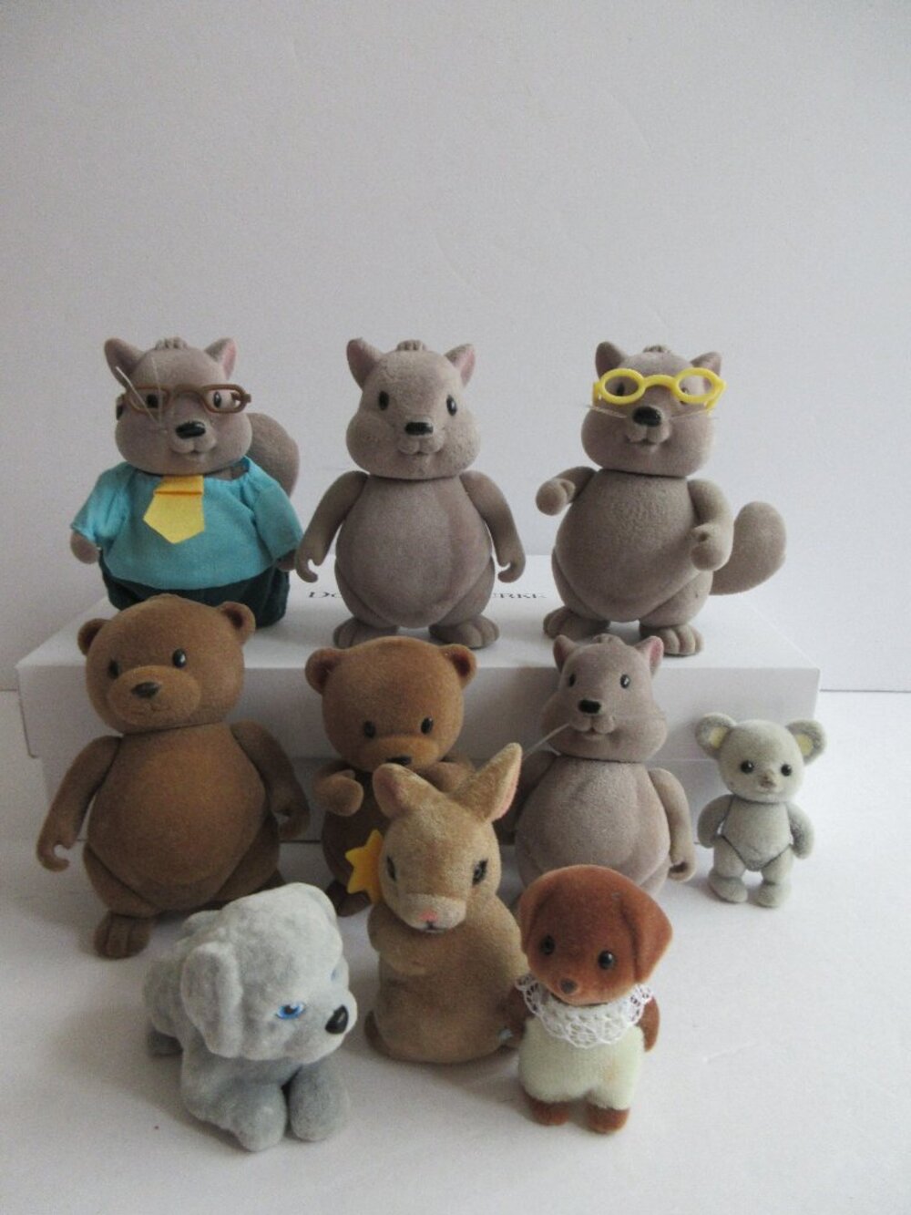 Calico Critters Lil Woodzeez 10 Figures Bears, Squirrels, Dog, Bunny + More